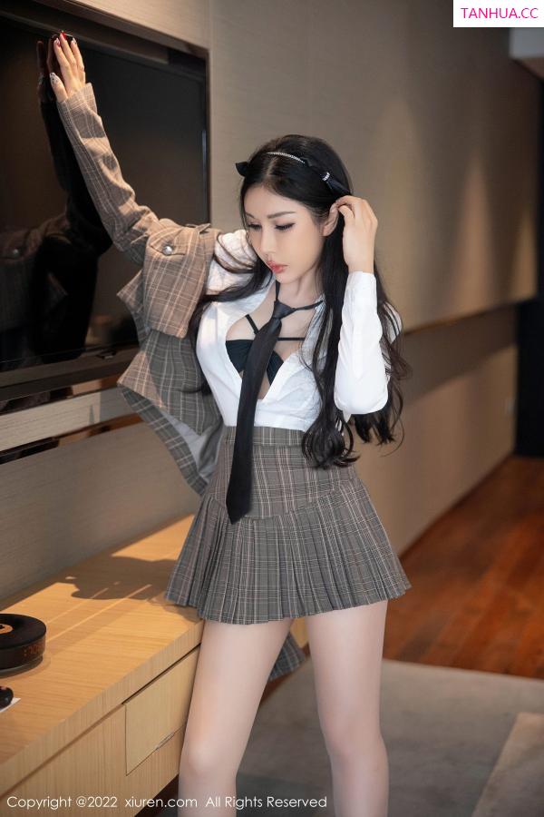 田冰冰  [XiuRen]高清写真图 2022.11.24 No.5902 田冰冰 制服美腿第20张图片